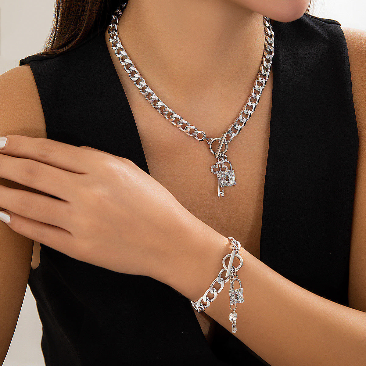 Thick Chain With Shiny Lock and Key Pendant Fashion Necklace